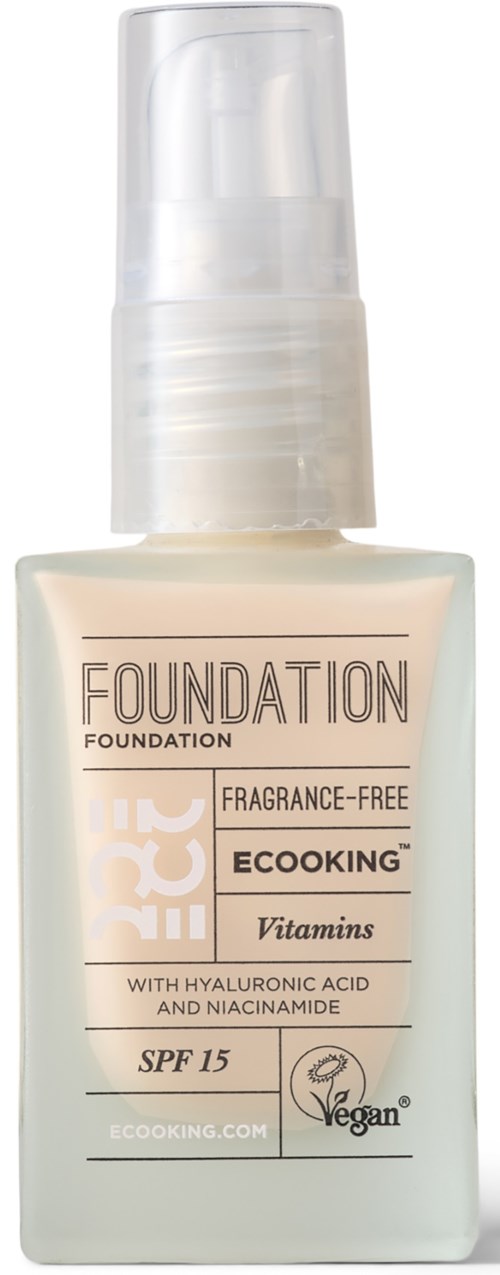 En flaske foundation, mærket som fragrance-free, vegan, med SPF 15, indeholder vitaminer, hyaluronsyre og niacinamide.