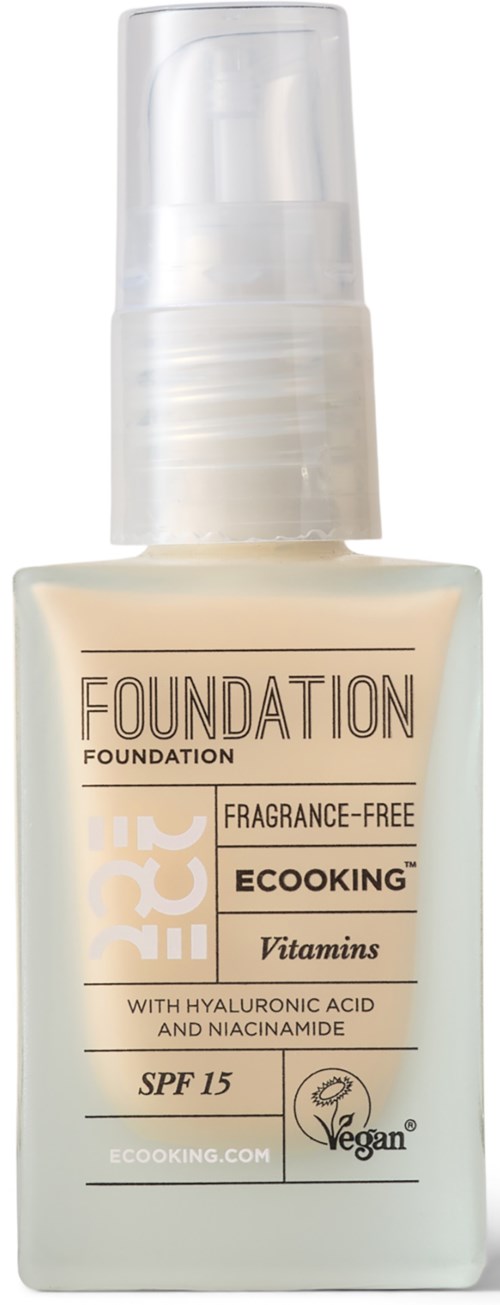 En flaske foundationsminke med SPF 15, uden duft, vegansk, indeholder vitaminer, hyaluronsyre og niacinamid.