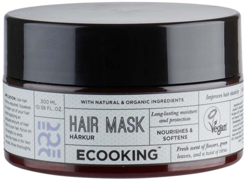 En boks med hårkur merket 'HARKUR' med naturlige ingredienser, vegansk og designet for å nære og mykgjøre håret.