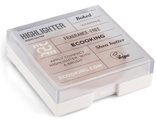 Ett tydligt plastbehållare rymmer highlight-skuggor med olika egenskaper, inklusive vegansk sheasmör och parfymfritt. Instruktioner finns på locket.