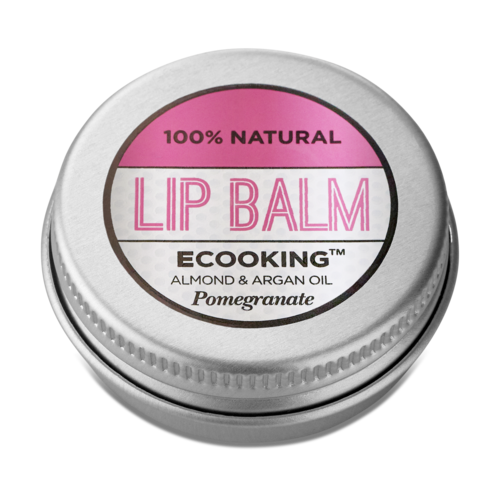 En lille rund beholder med lip balm mærket med naturlige ingredienser, mandel, arganolie og granatæble.