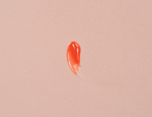 Eén enkele rood-oranje penseelstreek op een eenvoudige achtergrond.