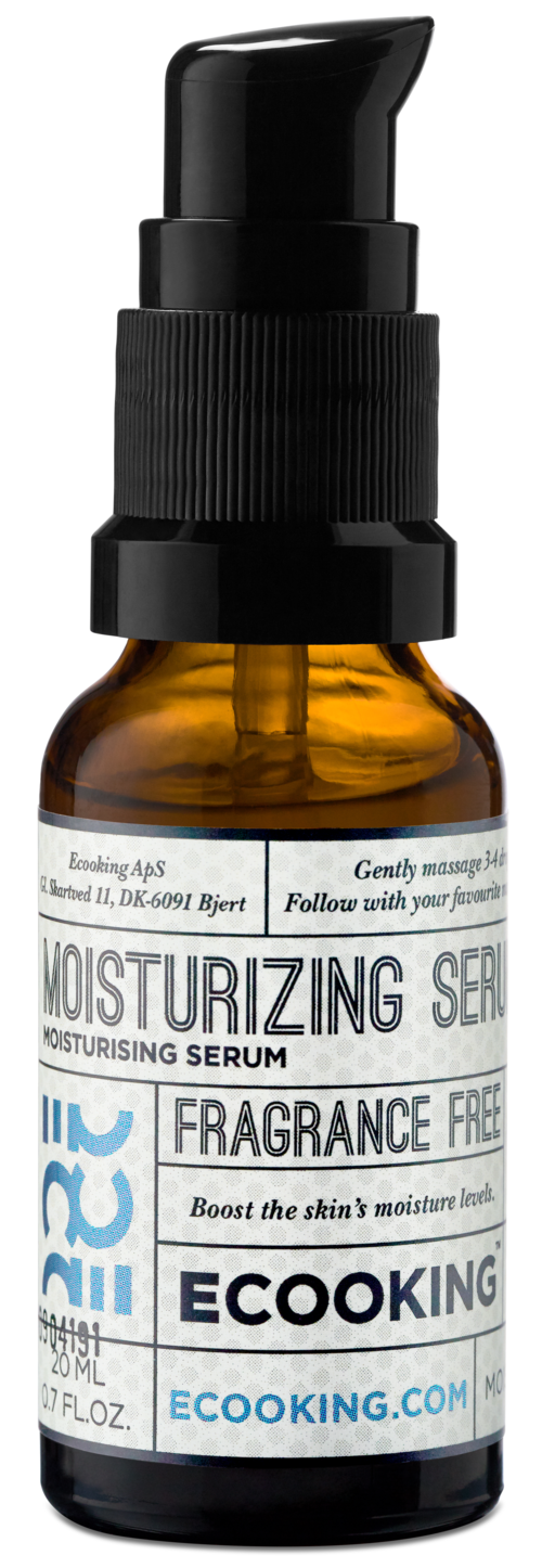 En lille ravfarvet flaske med sort pumpe, mærket som fugtgivende og parfume-frit serum fra EcoKing.