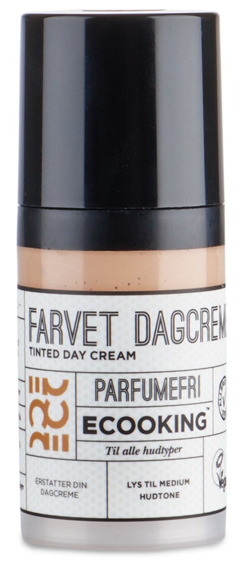 Krem i pumpeflaske merket 'Farvet Dagcrem' for alle hudtyper, med parfyme og beregnet for daglig bruk.