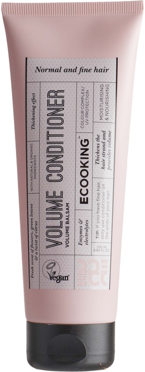 En rosa rør mærket 'Volume Conditioner' til normalt og fint hår, med veganske og miljøvenlige ingredienser.