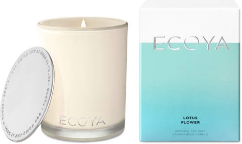 Et hvitt tent lys og en eske med EcoYa Lotus Flower duftlys. Esken er hvit og blå med tekst.
