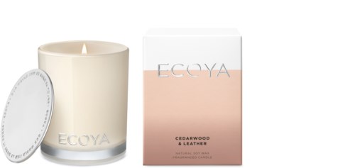 En doftljus i glas med avtagbart lock, märkt 'ECOYA'. En box med ljusrosa och vita färger.