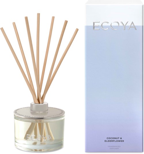 En duftspreder med en glasskål, pinner, og en lang lys blå eske merket 'ECOYA' og 'Coconut & Elderflower'.