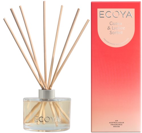 En aromdiffusor med pinnar och ett rosa och vitt paket märkt ecoya guava och lychee sorbet.