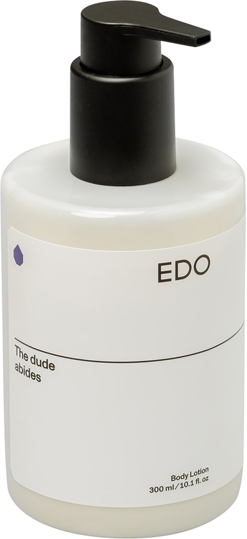 Eine weiße Flasche mit schwarzem Pumpkopf, beschriftet EDO und "The dude abides." Es ist Körperlotion, 300 ml.