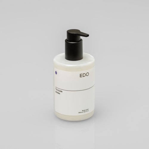 Eine weiße Flasche mit schwarzem Pumpkopf, gekennzeichnet 'EDO' und Text, steht auf einer grauen Oberfläche.