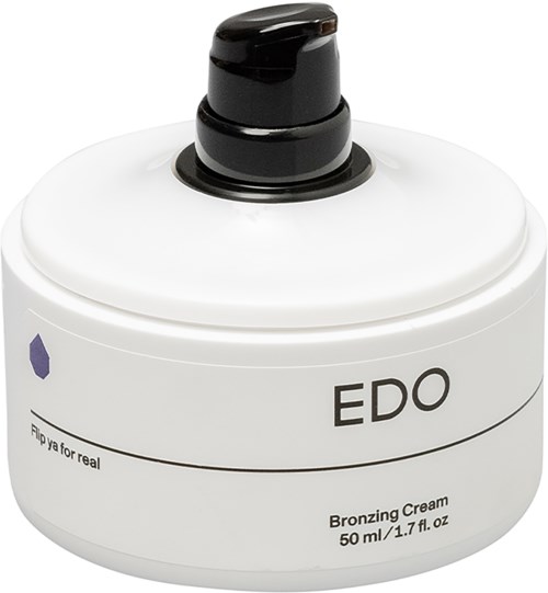 Een witte potje bruiningscrème met zwarte dop en merknaam ED0 op het label.