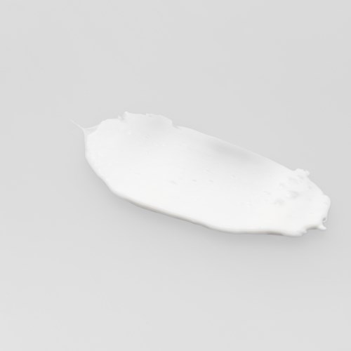 Een witte veer ligt op een lichtgrijze achtergrond.