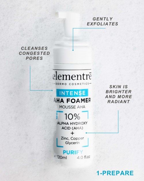 En hudplejeflaskepakke mærket 'Intense AHA Foam' der eksfolierer, renser og får huden til at skinne.