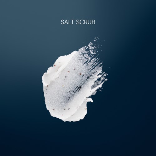 En illustration som visar en skvätt saltkräm med vit, grynig textur på en mörk bakgrund.