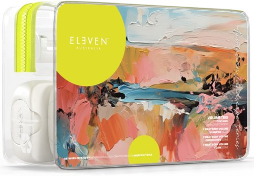 Et farverigt, abstrakt maleri på en æske mærket ELEVEN Australia, med en lynlåspose og hvide øretelefoner indeni.