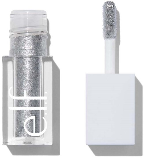 En glitteraktig, sølv neglelakkflaske med applikatorsvampen ved siden av. Flaska er gjennomsiktig, og viser den glitrende lakken.