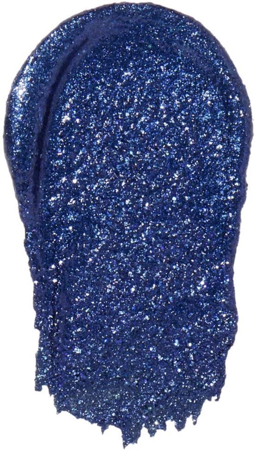 Blå neglelakk med glitter, ser jevn ut og dekker en negl.