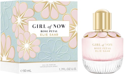 Parfymeflaske med rosa væske og gulldetaljer, og en blomsterdekorert eske merket "Girl of Now" og "Rose Petal."