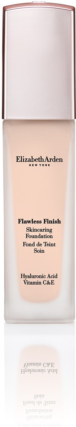 En foundationflaske med sølvlokk, merket "Elizabeth Arden," viser at den inneholder hudpleie med hyaluronsyre og Vitamin C&E.