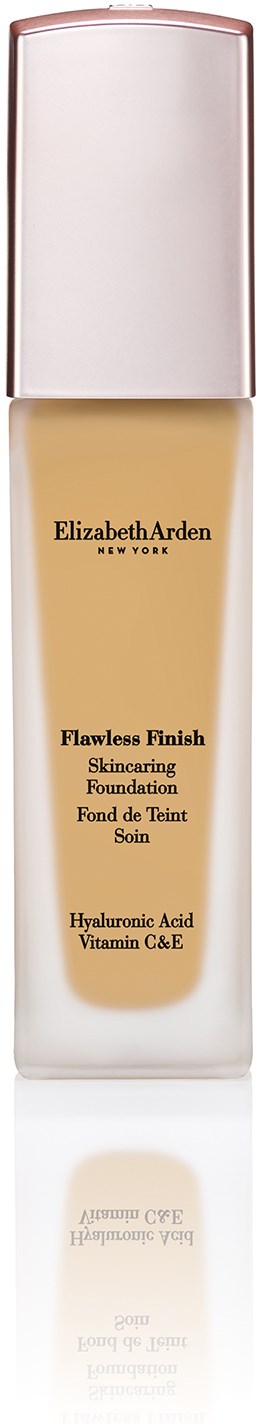 En lang, klar flaske med sølvhettekork, merket 'Elizabeth Arden Flawless Finish' foundation, inkluderer ingrediensdetaljer.