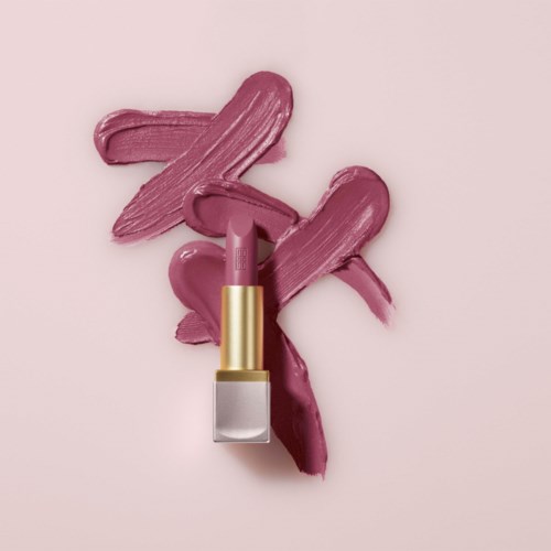 Leppestift med rosa leppestift og strøk på rosa bakgrunn.