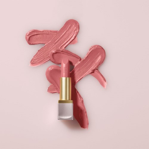 Leppestift med rosa og beige smøringer på pastell rosa bakgrunn.