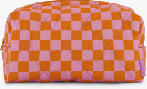 En lille blød taske med et rosa og orange ternet mønster, enkel design og lynlås på siden.