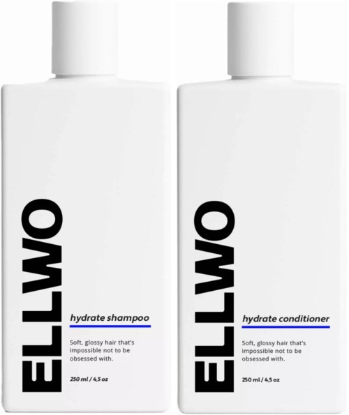 To hvite flasker med Ello hårpleieprodukter, en for hydratiserende sjampo og en for hydratiser kondisjoner, med svart og blå tekst.