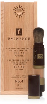 En träbox visar Eminence SPF 30 solpuder och en matchande borste.