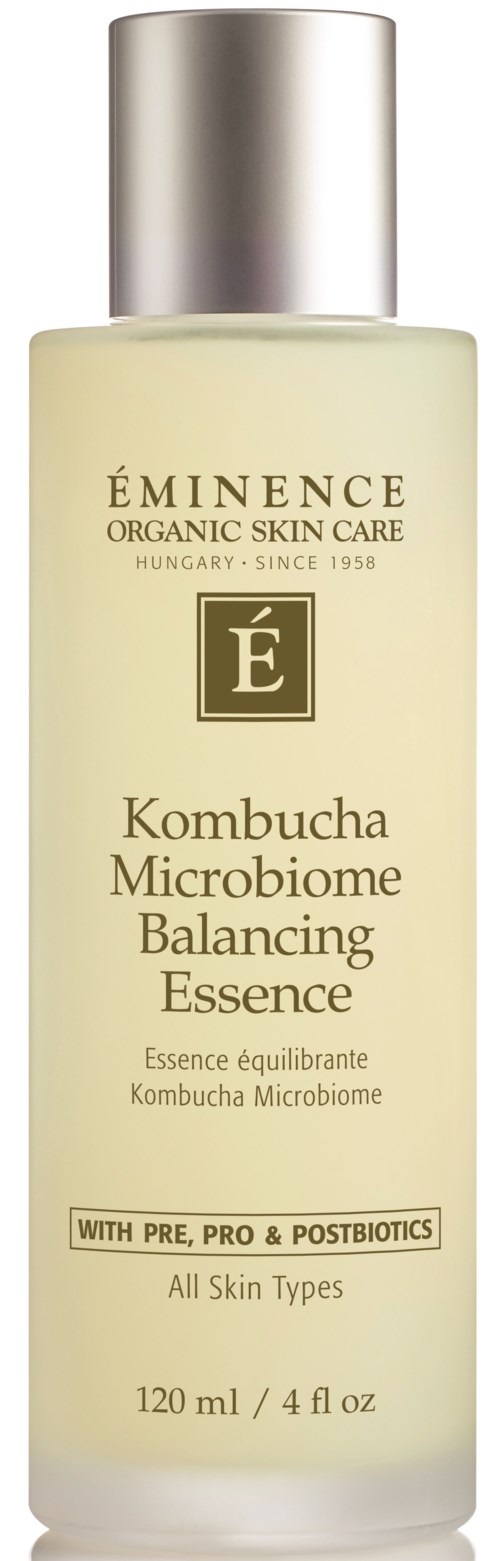 En gjennomsiktig flaske med hudpleieprodukt merket Éminence Kombucha Microbiome Balancing Essence for alle hudtyper.