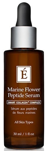 En brun flaska med svart pipettlock, märkt 'Marine Flower Peptide Serum' för alla hudtyper.