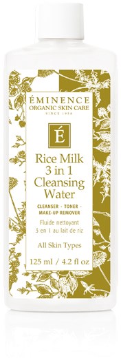 En hvit flaske med gullblomstermønster, merket som ris melk rensende vann for alle hudtyper, 125 ml.