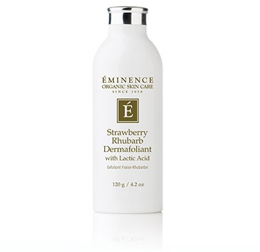 Een wit flesje met een zilveren deksel. Het heeft de merknaam Eminence en beschrijft het als een aardbei-rabarber exfoliant.