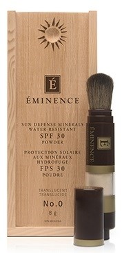 En träpåse innehåller en makeuppensel, en liten flaska och en logga med text om Eminence solskydd.