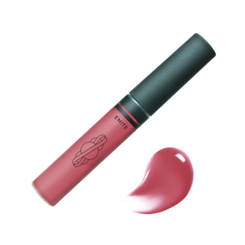 En leppestift med svart lokk og rosa farge, med en tilsvarende rosa leppestiftflek.