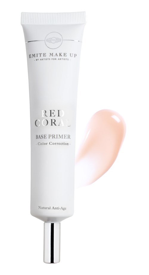 En vit tub med makeup-primert som heter 'Red Coral' med en liten mängd persikofärgad kräm bredvid.