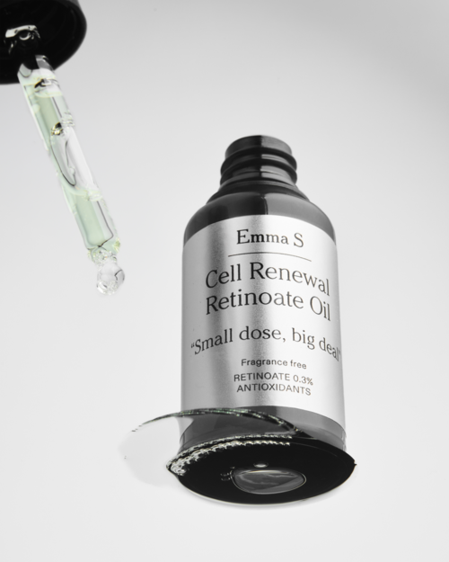 Schwarze Flasche mit Emma S Cell Renewal Retinoate Oil und Pipette, zeigt sie ist parfymfrei und enthält Antioxidantien.