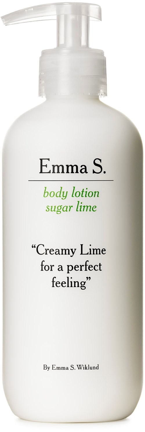 En vit pumpflaska märkt Emma S. body lotion med doft av socker-lime, med notering om krämig lime doft, av Emma S. Wiklund.