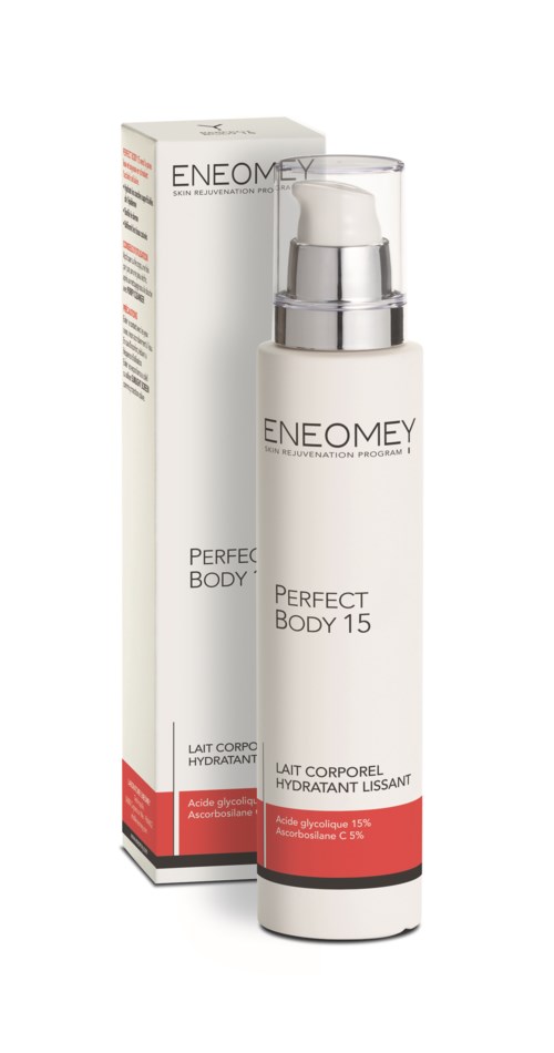 En hvid pumpeflaske mærket 'Eneomey Perfect Body 15' står ved siden af sin æske, der har rød og hvid farve.