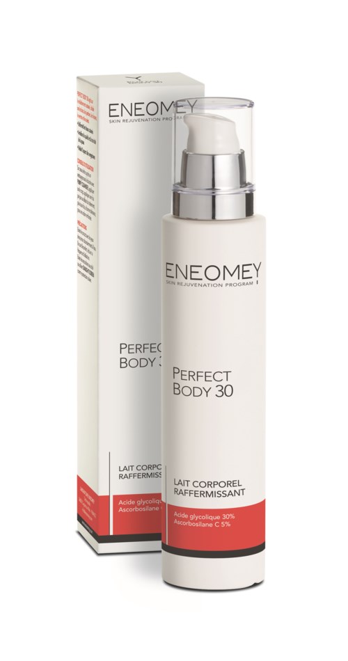 En vit pumpflaska och lådor med Eneomey Perfect Body 30 kroppskräm. Den har en silverpump och vit etikett.