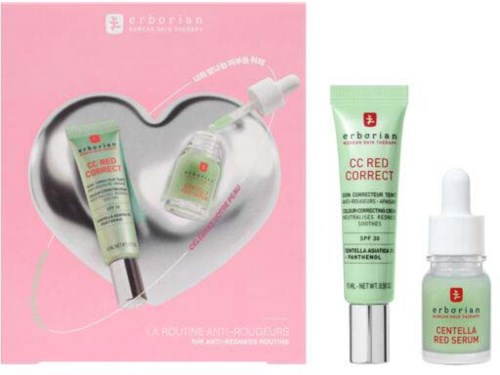 Setet inkluderar en grön tub med CC Red Correct och ett serum i pipettflaska, visat mot en rosa bakgrund.