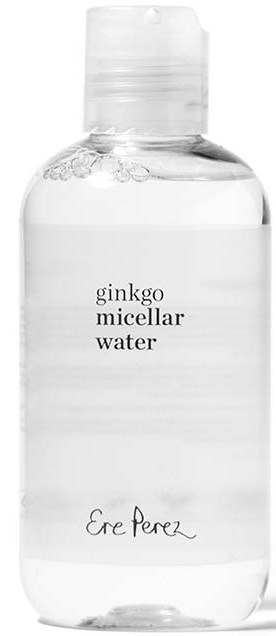 En transparent flaska med ginkgo micellärt vatten med vit lock och enkel etikett.