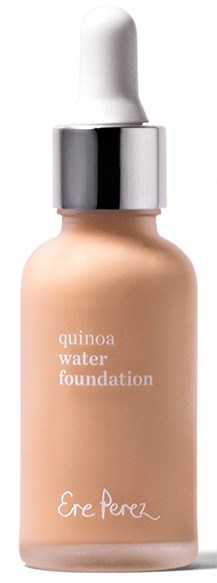 En beige fondationsflaska med vit pipett och silverlock, märkt "quinoa water foundation" av Ene Perez.