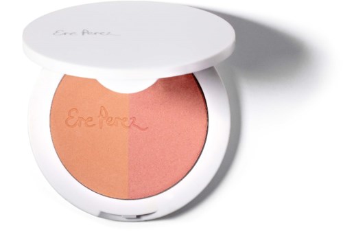 En sminkkompakt med to nyanser av blush, en ferskenfarget og en rosa, i en rund hvit eske.