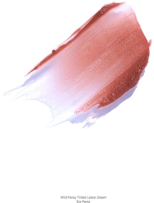 En makeupprøve med rosa og hvite nyanser på hvit bakgrunn.