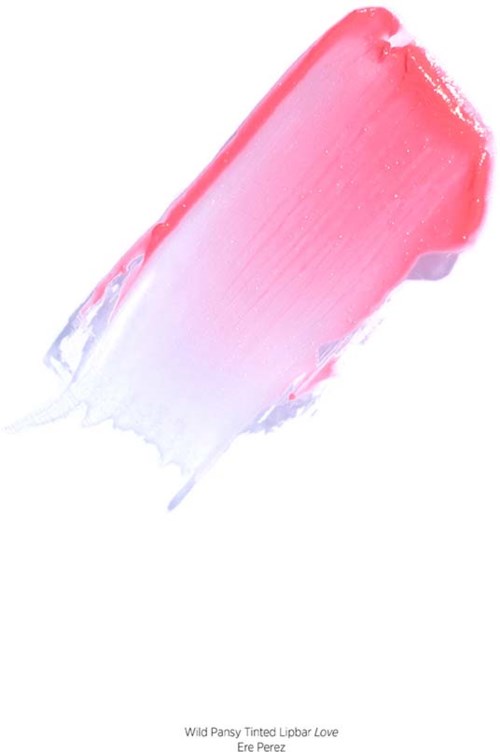 En pink læbepomade plet på hvid baggrund med tekst i bunden.