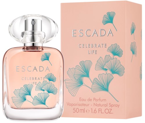 Ein Parfümflasche und eine Schachtel mit pinken und blauen Blattdesigns und den Worten ESCADA Celebrate Life.