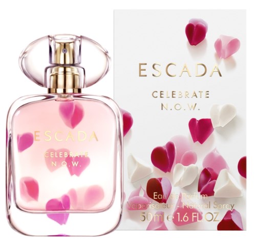 Butelka perfum z różowymi i białymi serduszkami oraz etykietą promującą ESCADA Celebrate N.O.W.