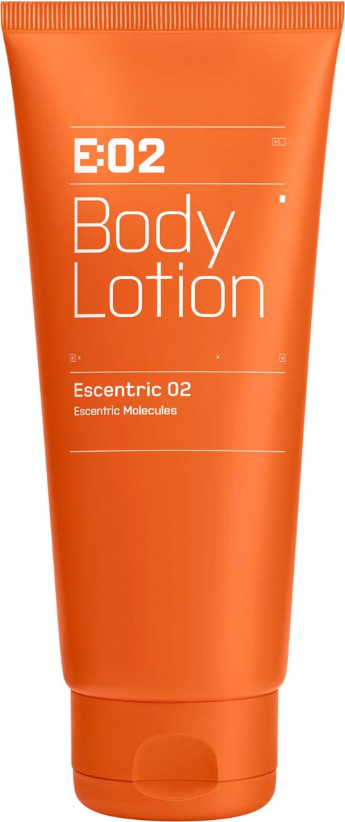 Oranje bodylotiontube met witte tekst, gelabeld "E:02 Body Lotion" en "Escentric 02".